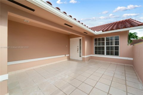 House in Miami, Florida 4 bedrooms, 172.52 sq.m. № 1365369 - photo 4