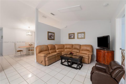 House in Miami, Florida 4 bedrooms, 172.52 sq.m. № 1365369 - photo 16