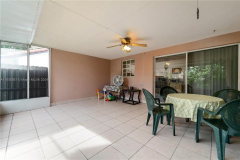 House in Miami, Florida 4 bedrooms, 172.52 sq.m. № 1365369 - photo 27