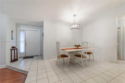 House in Miami, Florida 4 bedrooms, 172.52 sq.m. № 1365369 - photo 9