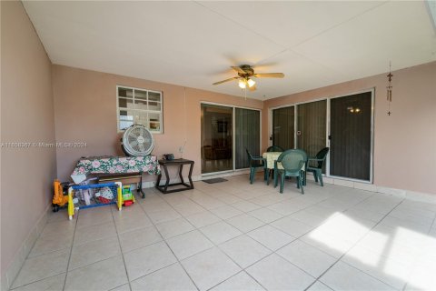 House in Miami, Florida 4 bedrooms, 172.52 sq.m. № 1365369 - photo 28