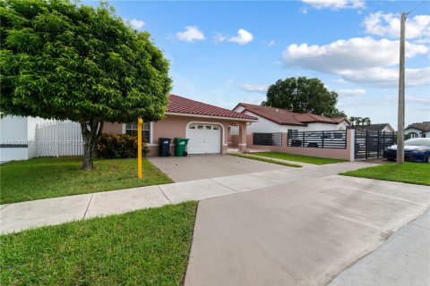 Villa ou maison à vendre à Miami, Floride: 4 chambres, 172.52 m2 № 1365369 - photo 3