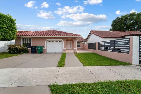 Villa ou maison à vendre à Miami, Floride: 4 chambres, 172.52 m2 № 1365369 - photo 2