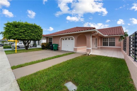 Villa ou maison à vendre à Miami, Floride: 4 chambres, 172.52 m2 № 1365369 - photo 1