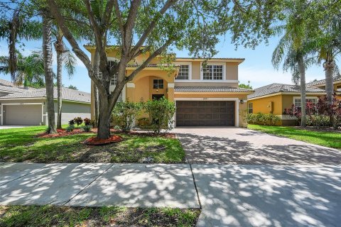 House in Weston, Florida 4 bedrooms, 261.24 sq.m. № 1221620 - photo 1