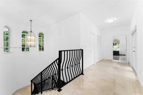 House in Coral Gables, Florida 5 bedrooms, 371.89 sq.m. № 862139 - photo 15
