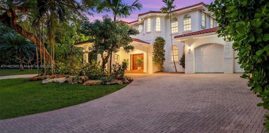 House in Coral Gables, Florida 5 bedrooms, 371.89 sq.m. № 862139