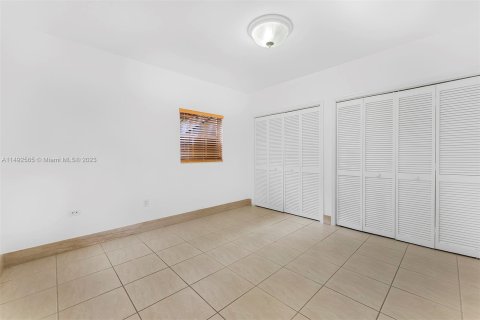House in Coral Gables, Florida 5 bedrooms, 371.89 sq.m. № 862139 - photo 23