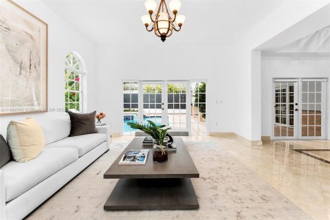 House in Coral Gables, Florida 5 bedrooms, 371.89 sq.m. № 862139 - photo 6