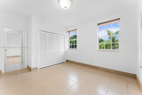 House in Coral Gables, Florida 5 bedrooms, 371.89 sq.m. № 862139 - photo 28