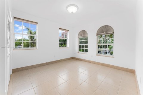 House in Coral Gables, Florida 5 bedrooms, 371.89 sq.m. № 862139 - photo 25