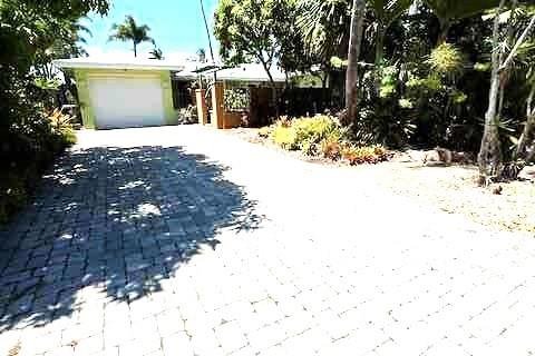 House in Wilton Manors, Florida 3 bedrooms, 172.8 sq.m. № 1216412 - photo 2