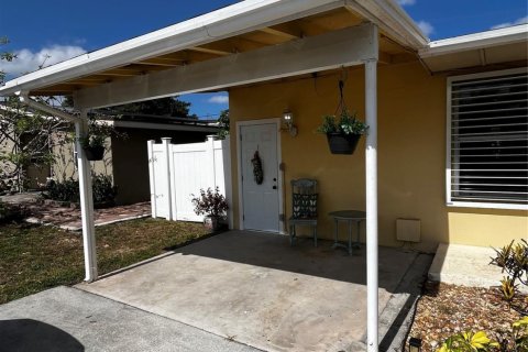 House in West Palm Beach, Florida 3 bedrooms, 113.53 sq.m. № 1216411 - photo 2