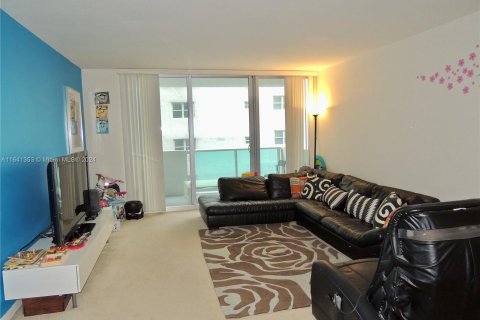 Condo in Miami Beach, Florida, 1 bedroom  № 1321678 - photo 1