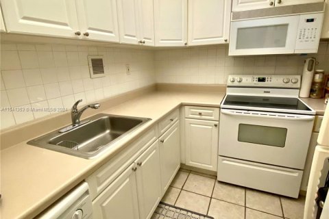 Condo in Miami Beach, Florida, 1 bedroom  № 1321678 - photo 19