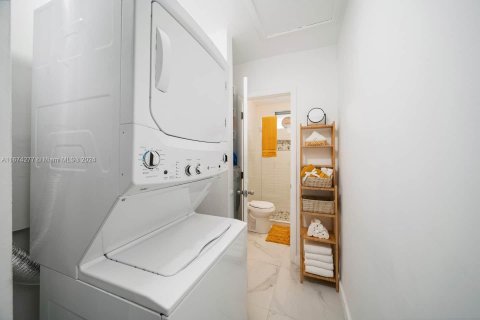 Casa en venta en Miami, Florida, 4 dormitorios, 134.99 m2 № 1397396 - foto 11