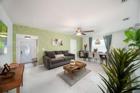 Casa en venta en Miami, Florida, 4 dormitorios, 134.99 m2 № 1397396 - foto 4