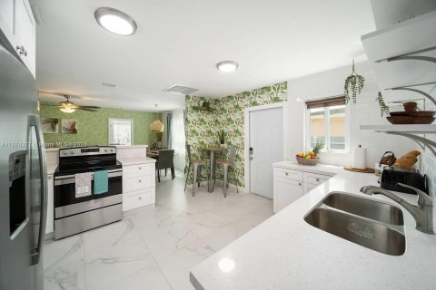 House in Miami, Florida 4 bedrooms, 134.99 sq.m. № 1397396 - photo 13