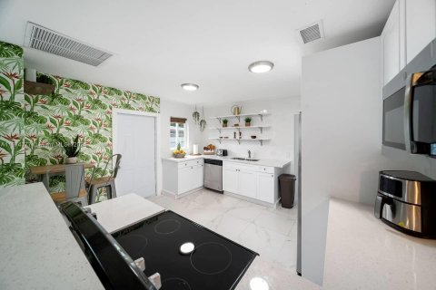 House in Miami, Florida 4 bedrooms, 134.99 sq.m. № 1397396 - photo 6