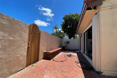 Adosado en venta en Hialeah, Florida, 2 dormitorios, 189.43 m2 № 1240198 - foto 19