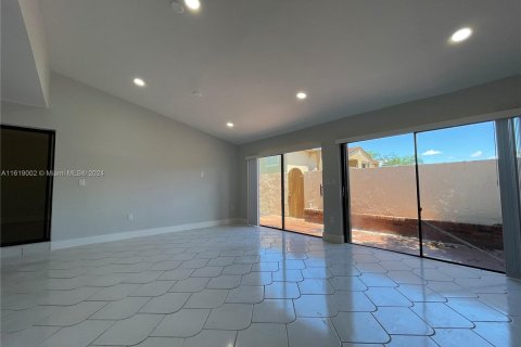 Adosado en venta en Hialeah, Florida, 2 dormitorios, 189.43 m2 № 1240198 - foto 11