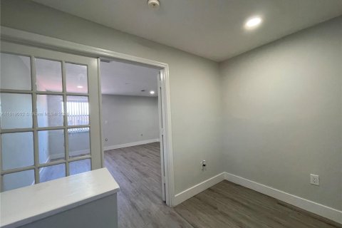 Touwnhouse à vendre à Hialeah, Floride: 2 chambres, 189.43 m2 № 1240198 - photo 16