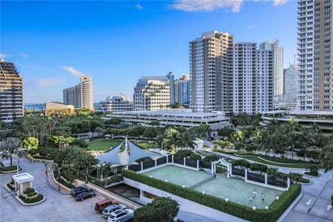 Condo in Miami, Florida, 1 bedroom  № 1364921 - photo 12