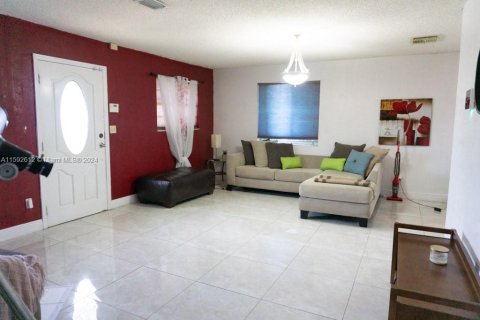 House in Miami, Florida 3 bedrooms, 192.87 sq.m. № 1184162 - photo 3