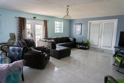 House in Miami, Florida 3 bedrooms, 192.87 sq.m. № 1184162 - photo 2