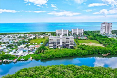 Condominio en venta en Hutchinson Island South, Florida, 2 dormitorios, 129.78 m2 № 613455 - foto 4