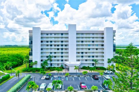 Condominio en venta en Hutchinson Island South, Florida, 2 dormitorios, 129.78 m2 № 613455 - foto 1