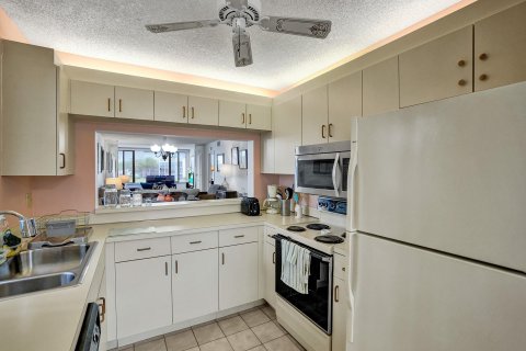 Condo in Tamarac, Florida, 2 bedrooms  № 919845 - photo 9