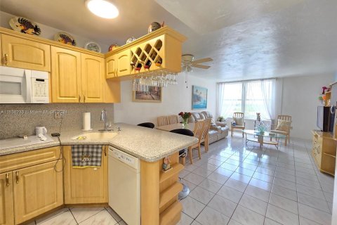 Condo in Miami Beach, Florida, 1 bedroom  № 1316481 - photo 1