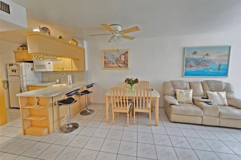 Condo in Miami Beach, Florida, 1 bedroom  № 1316481 - photo 5