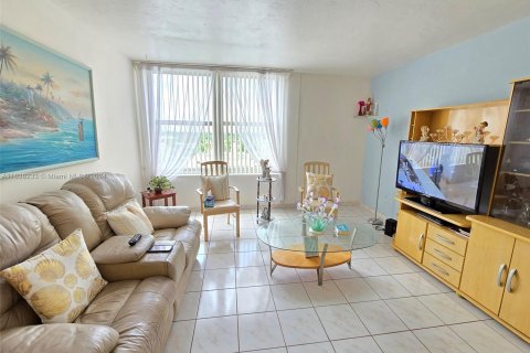 Condo in Miami Beach, Florida, 1 bedroom  № 1316481 - photo 16