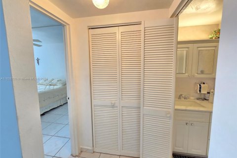 Condo in Miami Beach, Florida, 1 bedroom  № 1316481 - photo 11