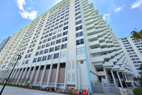 Condo in Miami Beach, Florida, 1 bedroom  № 1316481 - photo 30