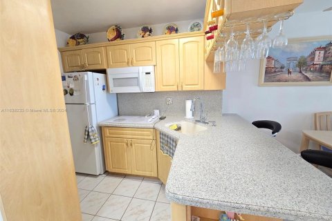 Condo in Miami Beach, Florida, 1 bedroom  № 1316481 - photo 2