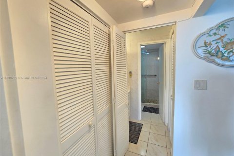 Condo in Miami Beach, Florida, 1 bedroom  № 1316481 - photo 13