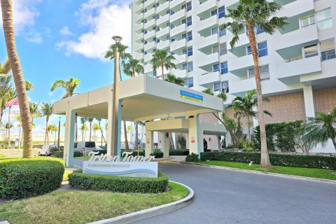 Condo in Miami Beach, Florida, 1 bedroom  № 1316481 - photo 17