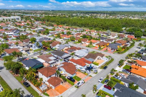 Villa ou maison à vendre à Miami, Floride: 4 chambres, 170.2 m2 № 1368714 - photo 4