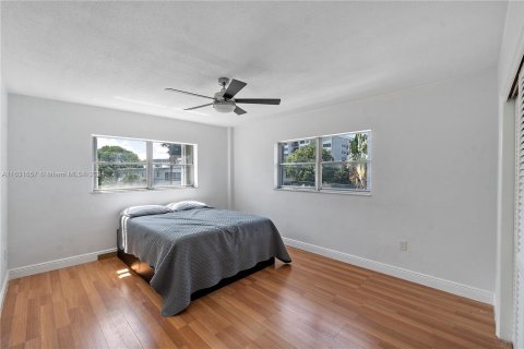 Condo in Bay Harbor Islands, Florida, 2 bedrooms  № 1293609 - photo 15