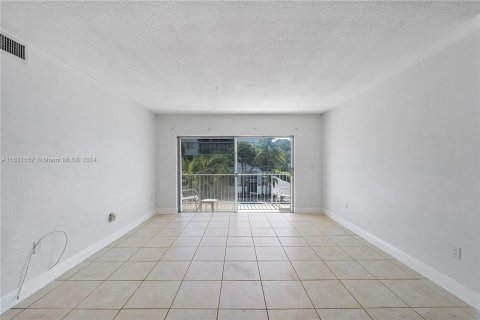 Condo in Bay Harbor Islands, Florida, 2 bedrooms  № 1293609 - photo 2