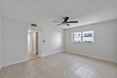 Copropriété à vendre à Bay Harbor Islands, Floride: 2 chambres, 130.06 m2 № 1293609 - photo 23