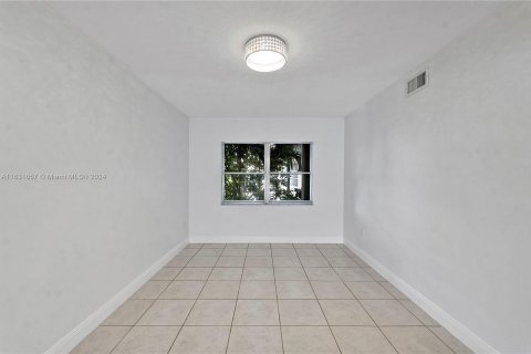 Condo in Bay Harbor Islands, Florida, 2 bedrooms  № 1293609 - photo 21