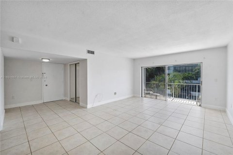 Copropriété à vendre à Bay Harbor Islands, Floride: 2 chambres, 130.06 m2 № 1293609 - photo 3