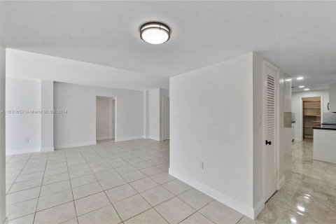 Condo in Bay Harbor Islands, Florida, 2 bedrooms  № 1293609 - photo 13