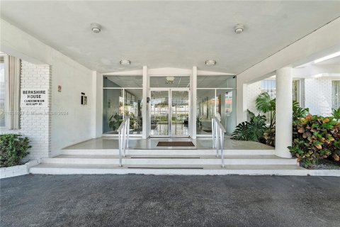 Condo in Bay Harbor Islands, Florida, 2 bedrooms  № 1293609 - photo 25