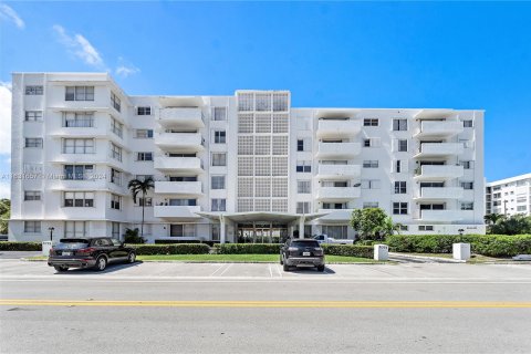 Condo in Bay Harbor Islands, Florida, 2 bedrooms  № 1293609 - photo 1