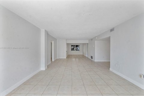 Copropriété à vendre à Bay Harbor Islands, Floride: 2 chambres, 130.06 m2 № 1293609 - photo 12